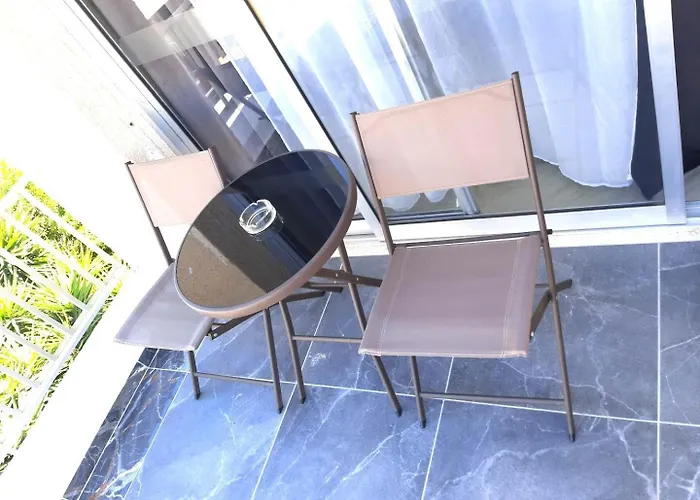 아파트 H&o Charming Hideaway 파포스